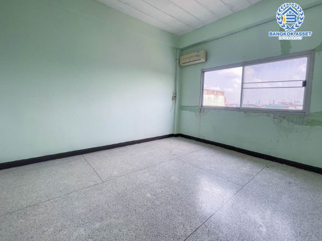 *****อาคารพาณิชย์มือสองย่านกรุงเทพฯ อาคารพาณิชย์ ประชาอุทิศ81 เนื้อที่กว้างขวางเกือบ 23 ตร.ว. มาพร้อมฟังก์ชัน 6 ห้องนอน 5 ห้องน้ำ ที่จอดรถ 1 คัน แถมฟรี! เครื่องปรับอากาศ 2 เครื่อง พื้นที่ใช้สอยเยอะ ตั้งอยู่บนทำเลเดินทางสะดวก เชื่อมต่อถนนประชาอุทิศ, ถนนสุขสวัสดิ์, ถนนราษฎบูรณะ